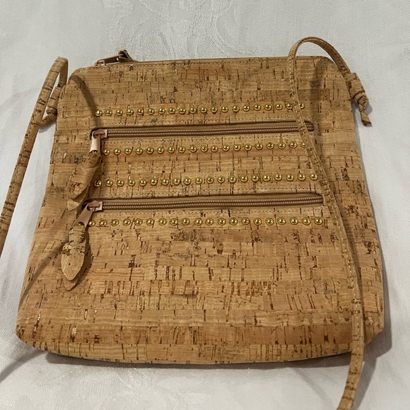 Lightweight cork shoulder bag with gold beads, 2 exterior zipper pockets and 1 - Picture 2 of 6
